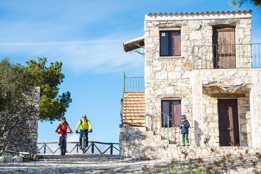 The ring of Mountain Tuttavista with Electric Mountain Bikes