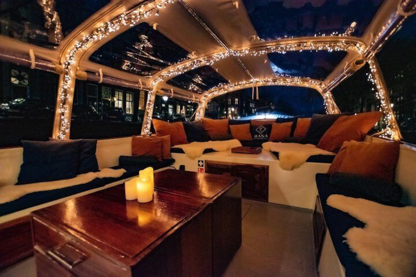 The boat has an convertible cover