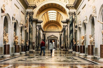 Visita privada al Vaticano y la Basílica de San Pedro a primera hora: Recog...