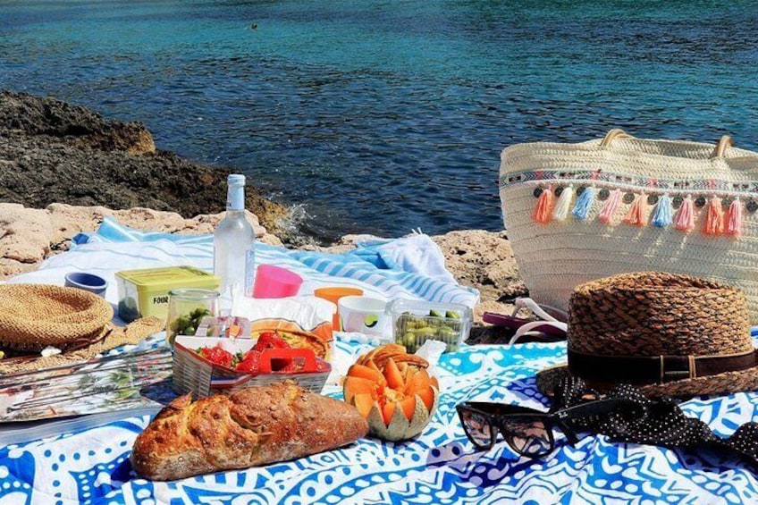 Picturesque walk from Nice to Villefranche sur Mer with pic-nic and swim