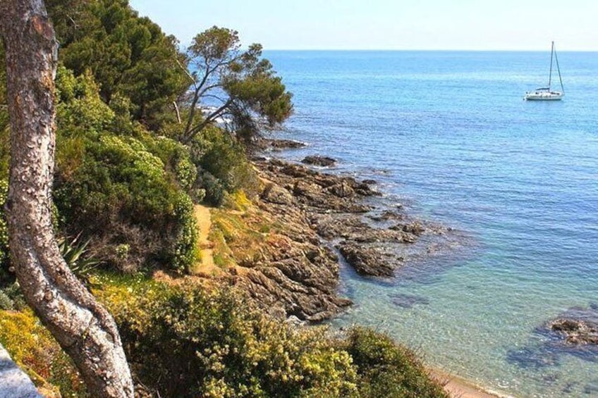 Picturesque walk from Nice to Villefranche sur Mer with pic-nic and swim