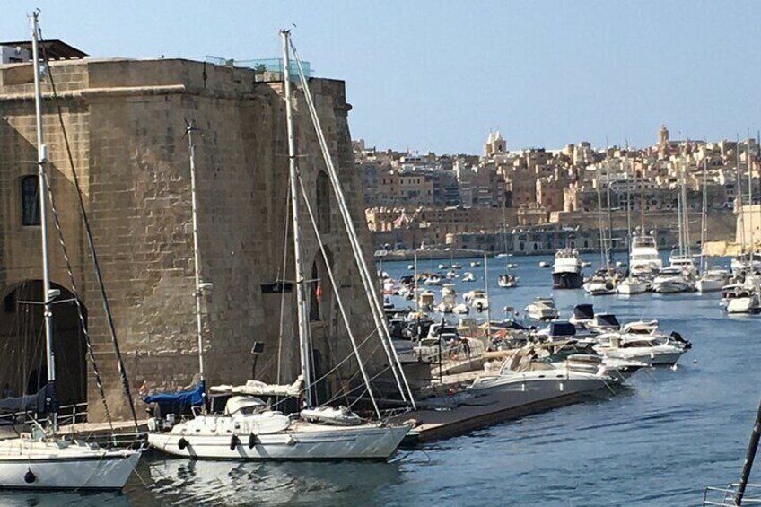Sailing charter along the Maltese shoreline incl. Lunch and drinks