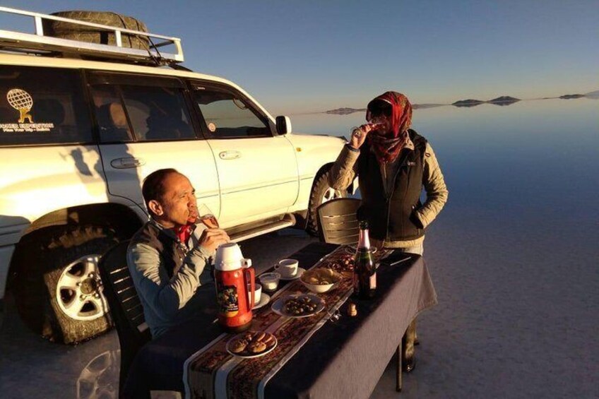 Private: Sunset and starlight tour in Uyuni salt flats.