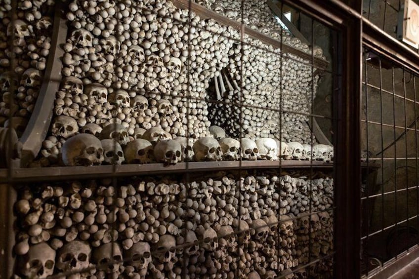 There are more than 40,000 skeletons contained at Sedlec Ossuary.