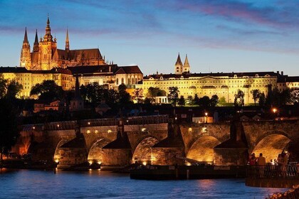 Visita nocturna a Praga y crucero con cena por el río Vltava