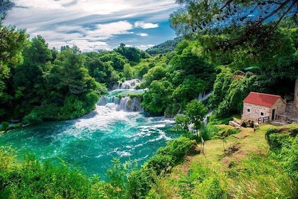 Krka-Wasserfälle und Sibenik: Tagesausflug mit Weinverkostung ab Split