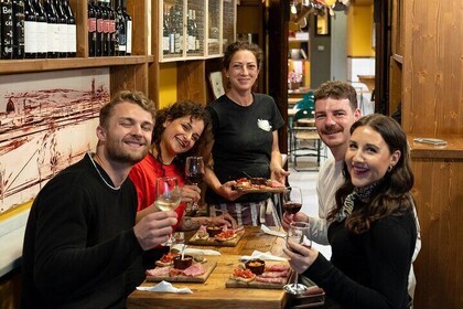 Tour gastronómico nocturno por Florencia con bistec florentino y vino tosca...