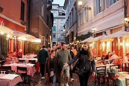 Tour gastronómico por Roma: joyas ocultas de Trastevere con cena y vino