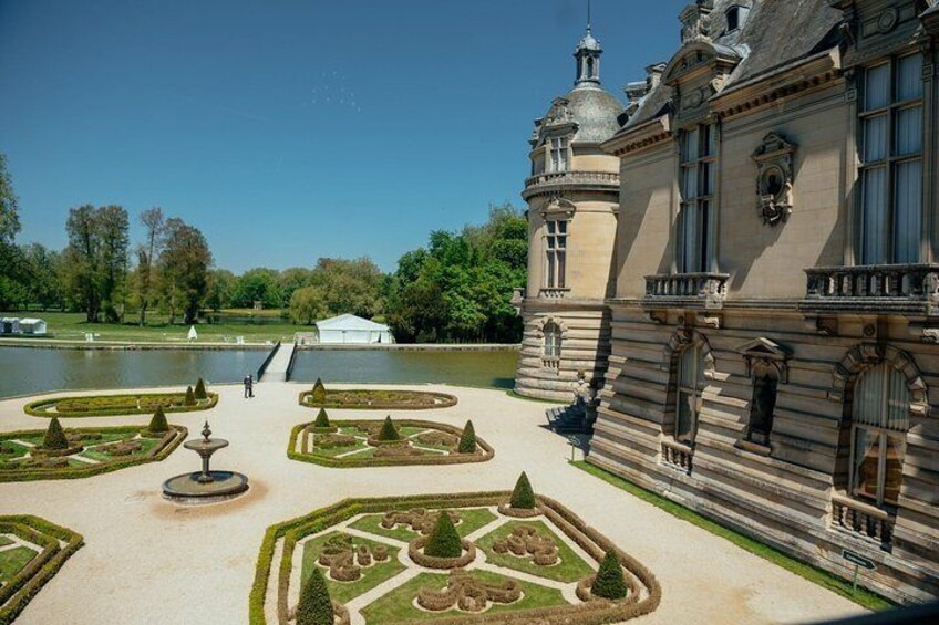 Explore the beautiful village of Chantilly with your private local guide 