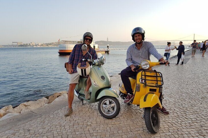 Lisbon PRIVATE TOUR: Highlights & Hidden Gems by VESPA or Foot 