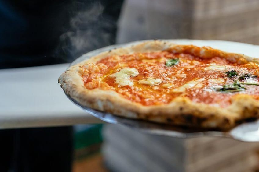 10 drinks & food tastings, among which a UNESCO-protected pizza