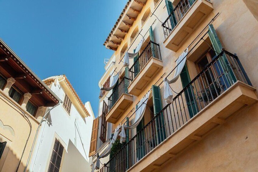 Join your local guide & discover the old town and its unique landmarks.