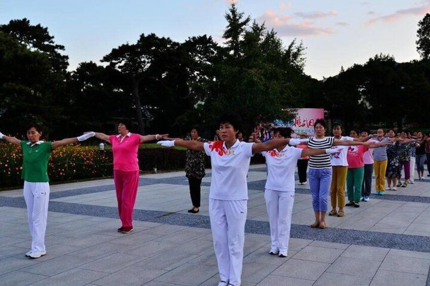 Private Harbin Local Experience Evening Tour:Square Dance and Night Food Market