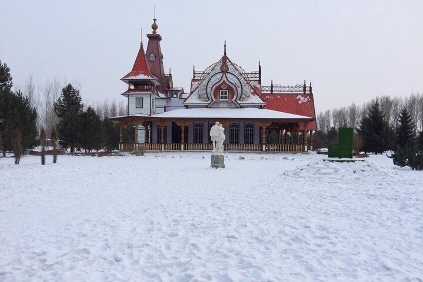 All-Inclusive Private Day Tour to Harbin Volga Manor Including Russian Show