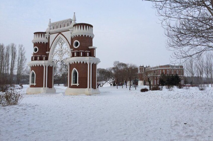 All-Inclusive Private Day Tour to Harbin Volga Manor Including Russian Show