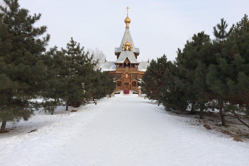 All-Inclusive Private Day Tour to Harbin Volga Manor Including Russian Show