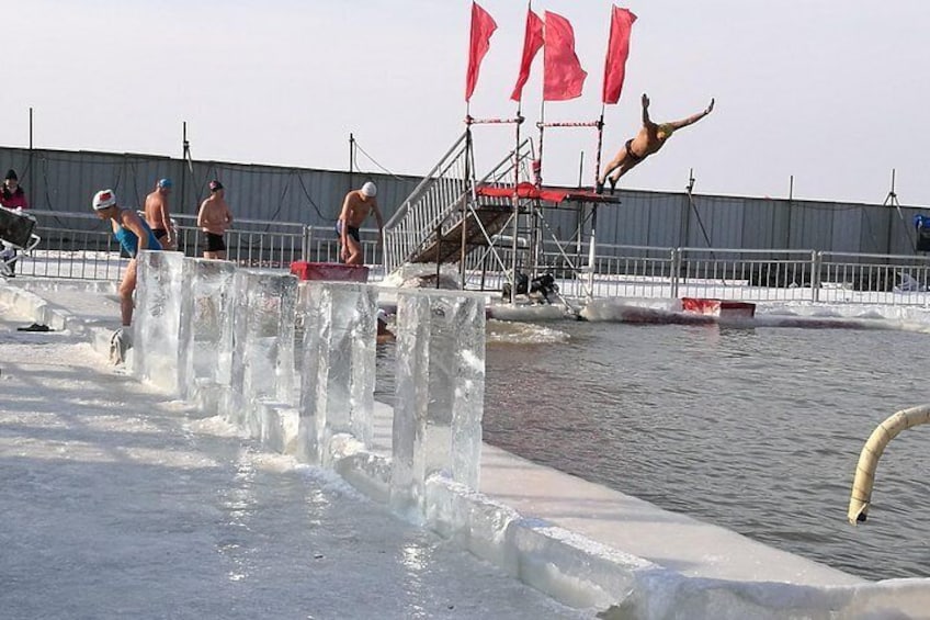 Ice Swimming Show 