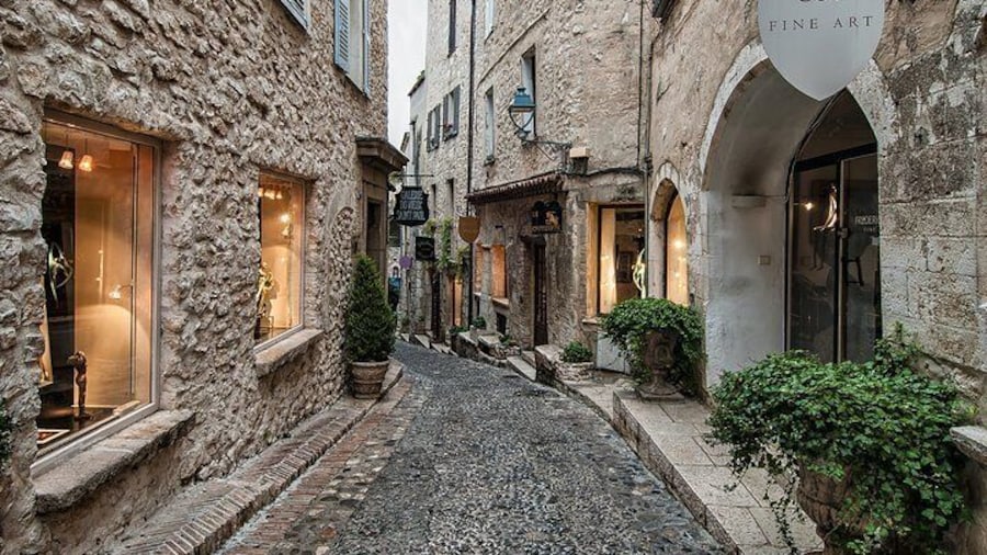 Streets of the old city of Saint-Paul-de-Vence, Sightseeing tour from Nice to Saint-Paul-de-Vence, Cannes and Grasse, Excursion to Cannes, Excursion to Grasse, perfume factory in Grasse, Sightseeing