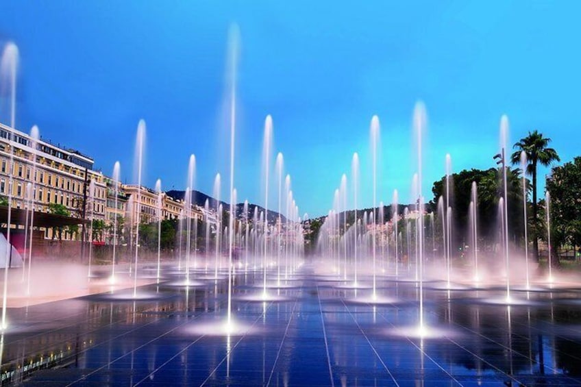 Nice Fountain Mirror. Nice tour, Nice - the capital of the Cote d'Azur, a sightseeing tour of Nice, a guided tour in Nice. Private tour in Nice. Sightseeing tour in a small group in Nice
