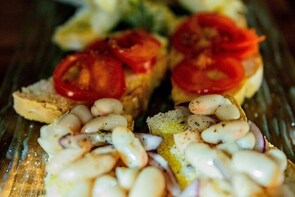 Private Organic vineyard Tour with wine, Olive Oil and Tuscan Meal