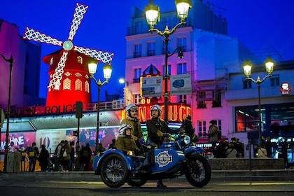 Tour vintage di Parigi di notte su un sidecar con champagne