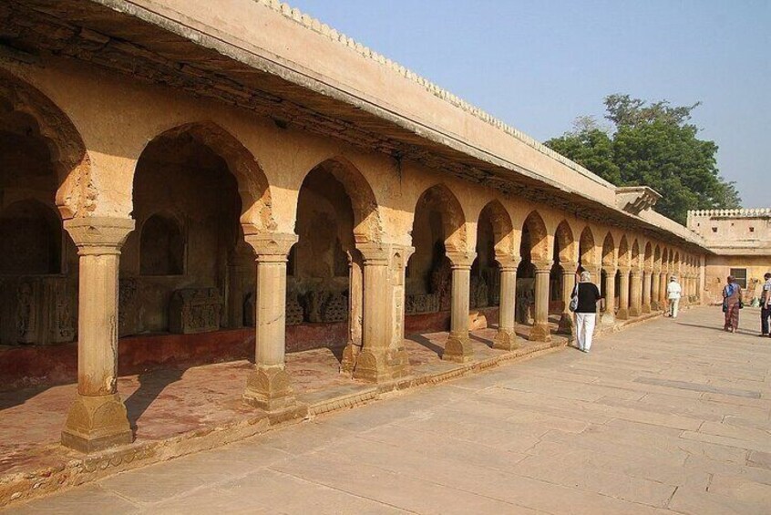 Abhaneri Step Well & Fatehpur Sikri Tour with Agra To Jaipur Drop- All Inclusive