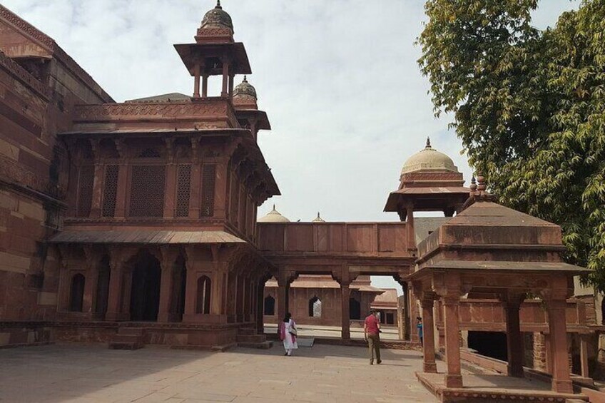 Abhaneri Step Well & Fatehpur Sikri Tour with Agra To Jaipur Drop- All Inclusive