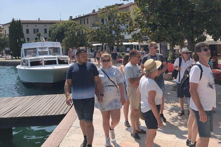 Guide in Salò with group