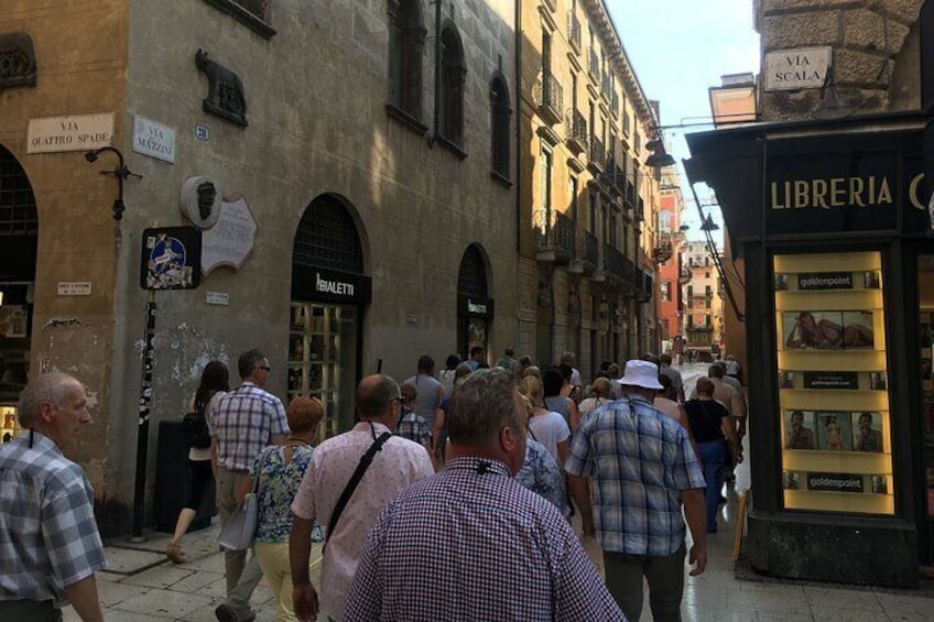 Walking tour in Verona with guide, through Via Mazzini in Verona, Likegarda tours