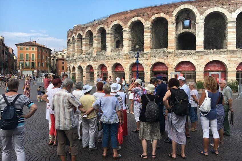 Piazza Bra, start the tour with the Official city guide, Likegarda