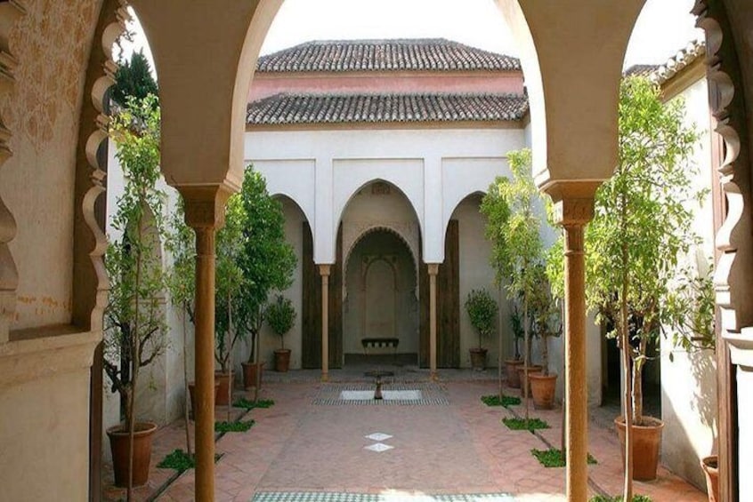 Málaga Private Half-Day City Tour With Tapas