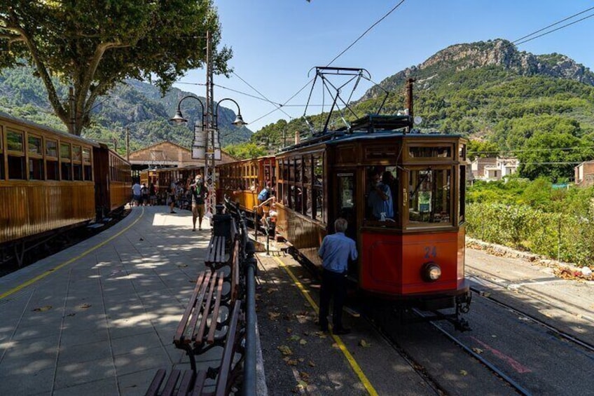Sierra Tramuntana: Mountain Tops and Cosy Villages
