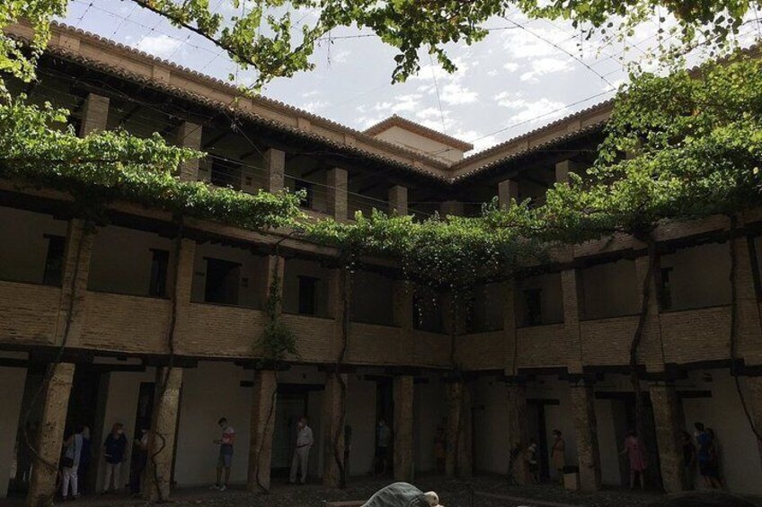 Private Historical Tour at the City Center of Granada and Albaicin