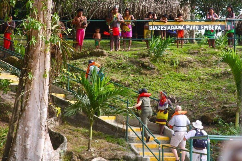 Tourists arriving at Embera Village