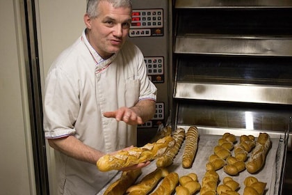 Cours de boulangerie française : baguettes et croissants dans une boulanger...