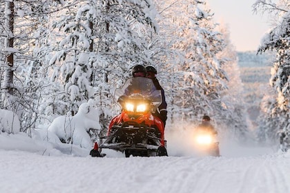 Snowmobiling Quick Spin - 2 h snowmobile experience in Rovaniemi