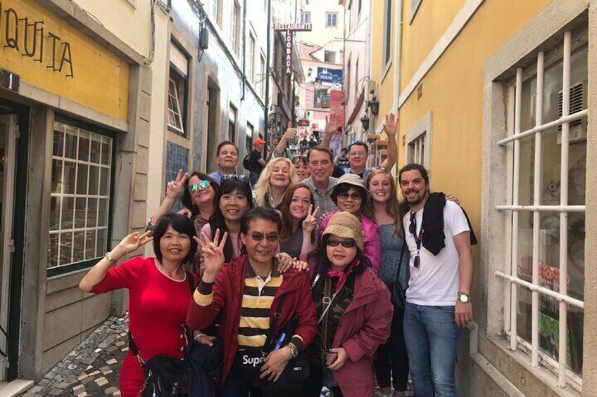 Group with guide in the town center of Sintra after eating a pastry