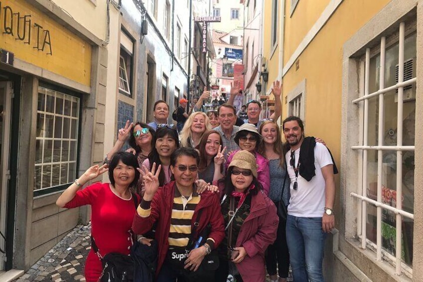 Group with guide in the town center of Sintra after eating a pastry