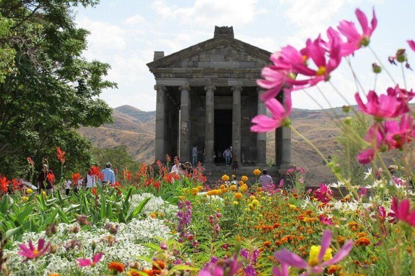 Garni templehttps://media-cdn.tripadvisor.com/media/attractions-splice-spp-720x480/06/88/c6/02.jpg