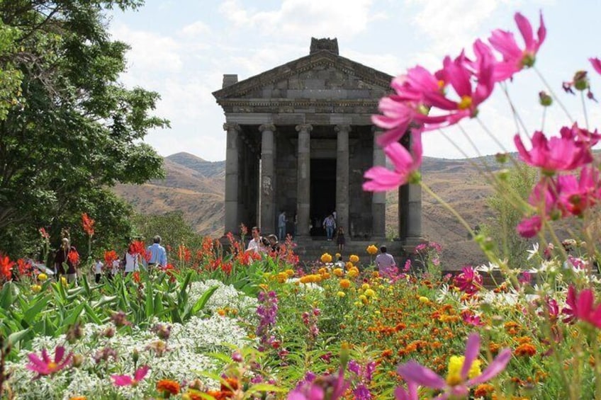 Garni templehttps://media-cdn.tripadvisor.com/media/attractions-splice-spp-720x480/06/88/c6/02.jpg