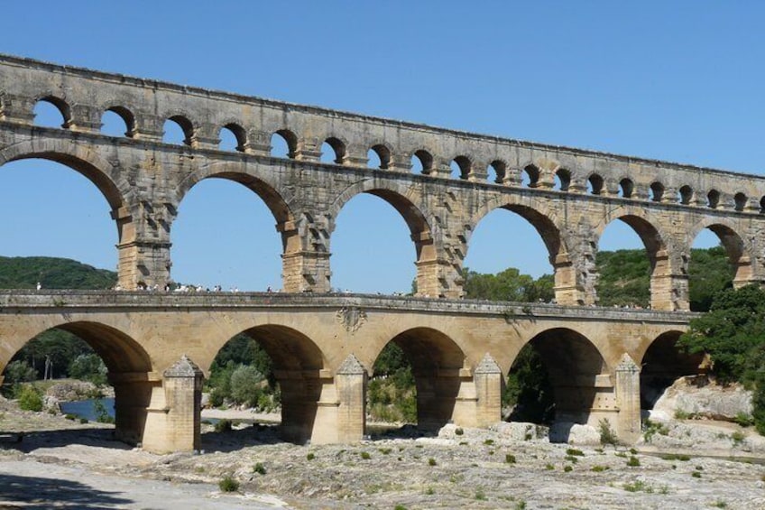 Avignon, Chateauneuf-du-Pape and Les Baux de Provence Tour from Marseille