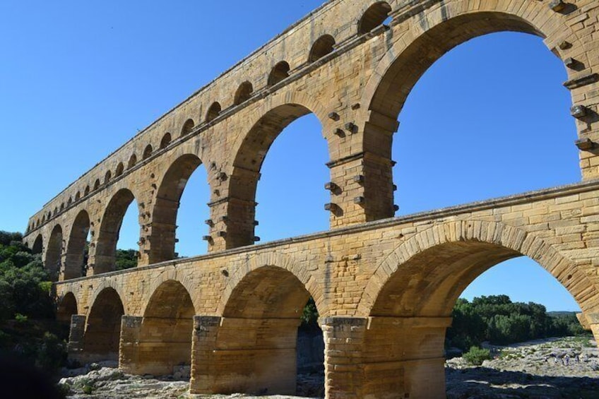 Avignon, Chateauneuf-du-Pape and Les Baux de Provence Tour from Marseille