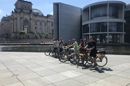 Liten-gruppe historisk sykkeltur i Berlin