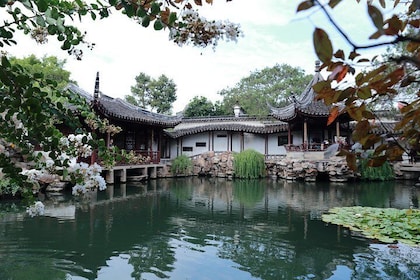Private Tour to Suzhou Museum, Master-of-Nets Garden and Cruise in Tongli T...