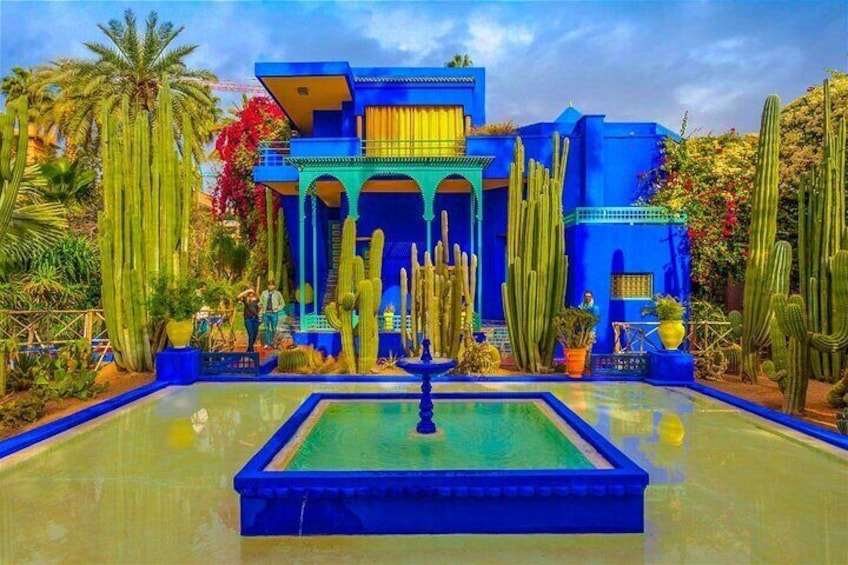 Discover the prestigious Majorelle Garden, amble along shady lanes, discover exotic plants of dreamy origin, walk past refreshing, burbling streams and pools filled with water lilies and lotus flowers
