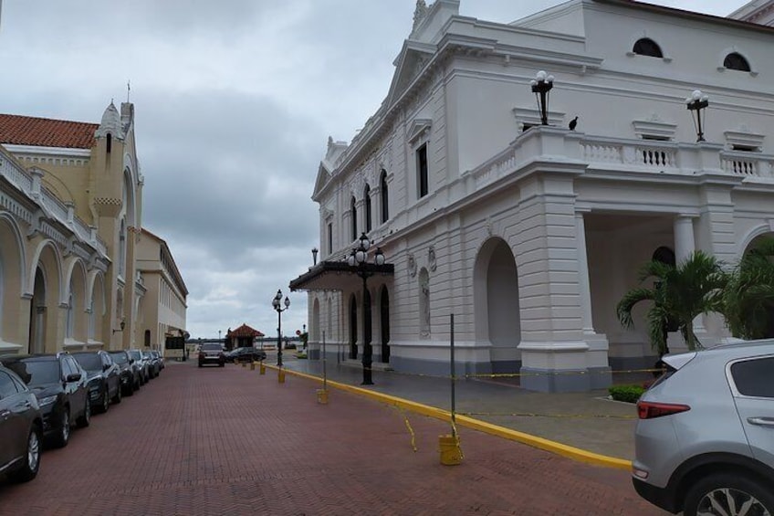 Half day of Panama city and canal Tour