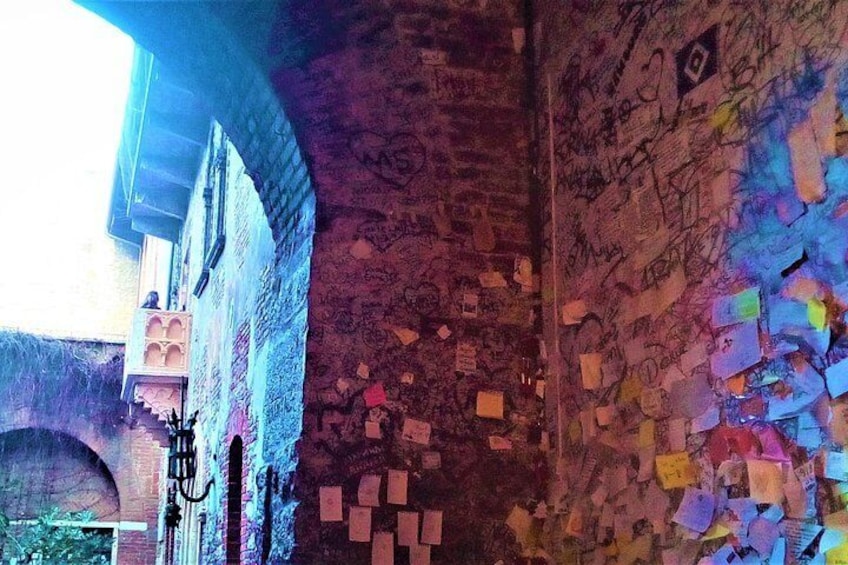 The Lover's Notes in Juliet's House