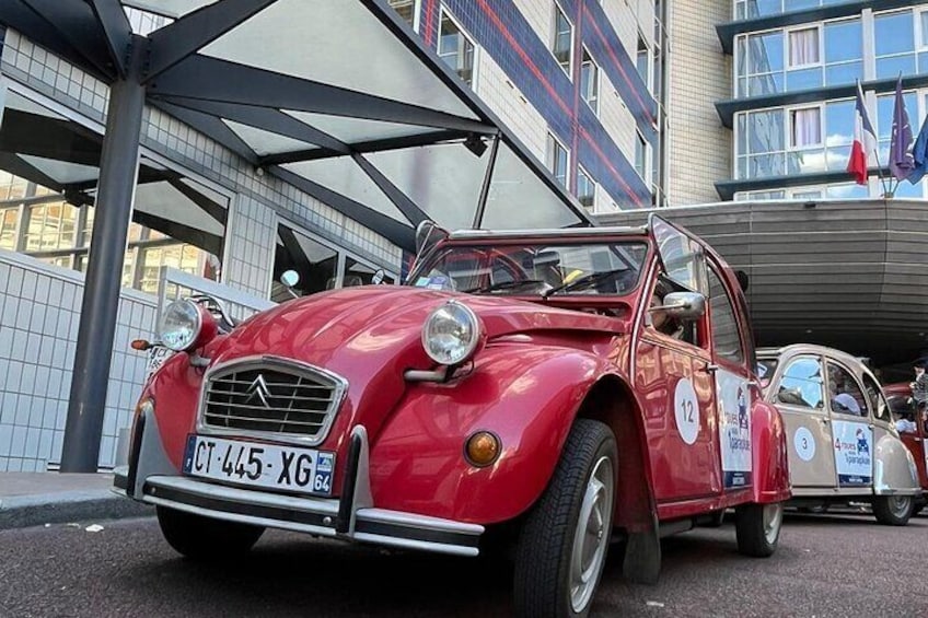 Private tour Paris sightseeing in 2CV