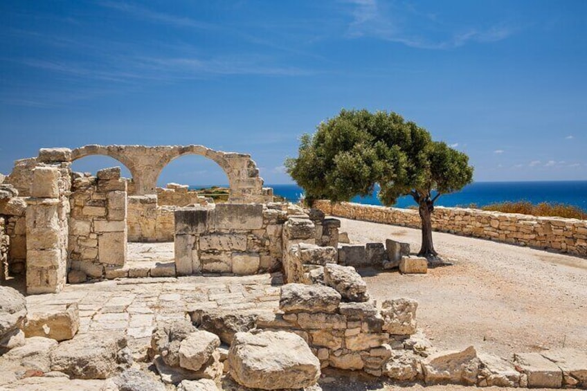 Pafos and Kourion Coach Excursion in Italian