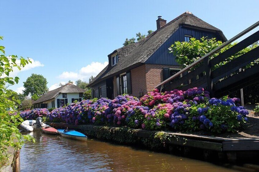 Giethoorn and Zaanse Schans Small-Group Day Tour With Boat Trip